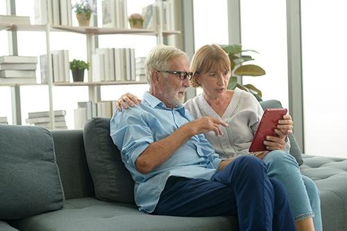 Les personnes âgées caucasiennes font des appels vidéo avec un médecin, la télésanté, la technologie des soins de santé