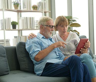 Les personnes âgées caucasiennes font des appels vidéo avec un médecin, la télésanté, la technologie des soins de santé